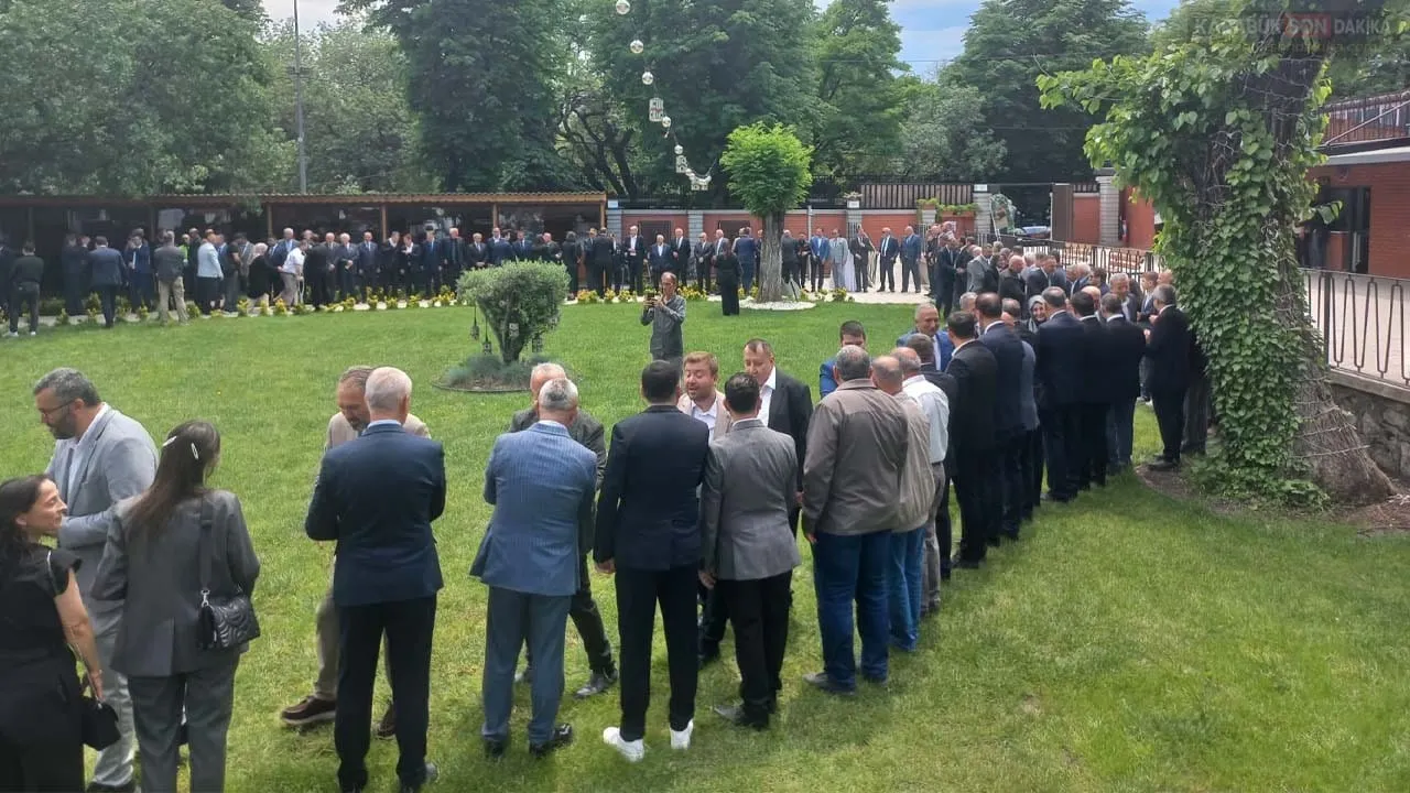 KARABÜK'TE RESMİ BAYRAMLAŞMA TÖRENİ: PROTOKOL VE HALK BULUŞTU