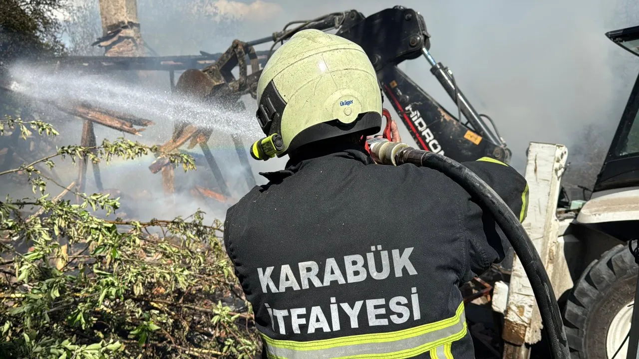 KARABÜK’TE TEK KATLI EVDE YANGIN