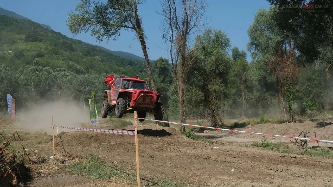YENİCE'DE OFF-ROAD HEYECANI ZİRVE YAPTI! BİNLERCE KİŞİ FİNALDE BULUŞTU